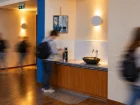 Wasserspender Mit Schuelern 2 2026